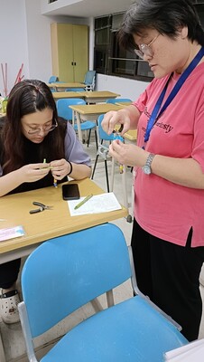 學生認真做手作圖片