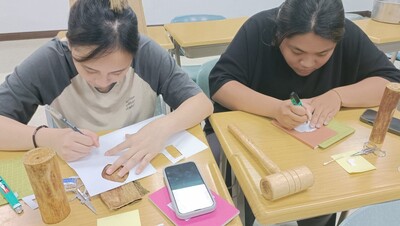 學員認真手作圖片