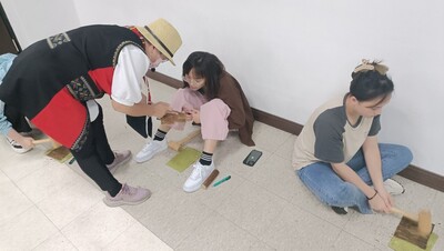 講師指導敲樹皮圖片