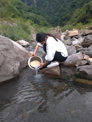 溪邊洗米