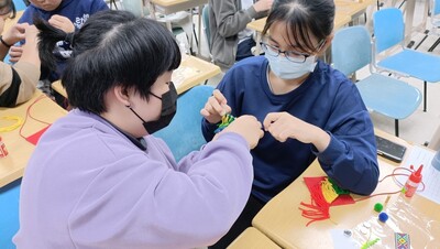 學員認真手作圖片