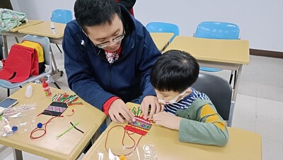 學員認真做手作圖片