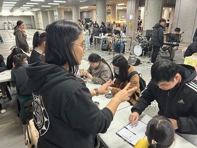 學員認真做手作圖片