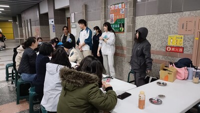 學員認真手作圖片