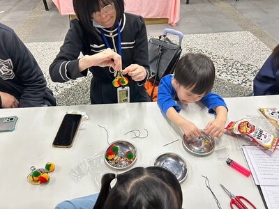 學生認真手作圖片