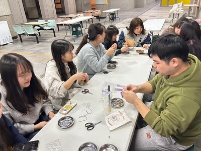 學生認真做手作圖片