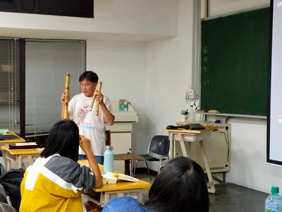 31老師講解太魯閣族獵首笛文化