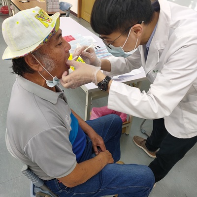 幫年長者檢查牙齒圖片