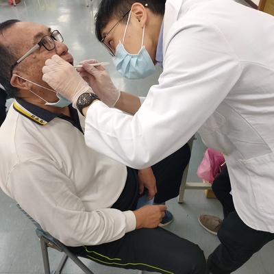 幫長輩檢查牙齒圖片
