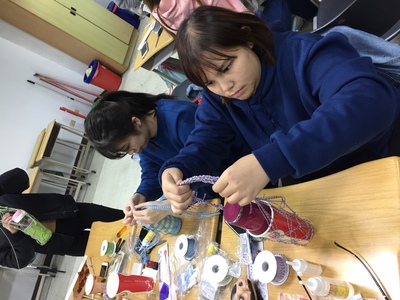 9.同學們認真學習如何編織杯袋